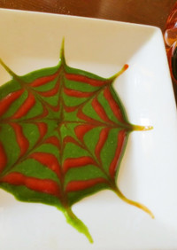 ハロウィン仕様のクモの巣ソース皿