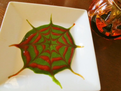 ハロウィン仕様のクモの巣ソース皿の写真