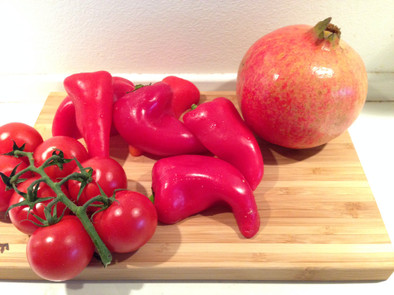 ザクロ・トマト・パプリカの赤サラダの写真