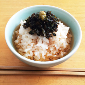 忙しい朝は大根の葉ふりかけのお茶漬けで。