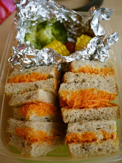 にんじんとフムスのサンドイッチの写真