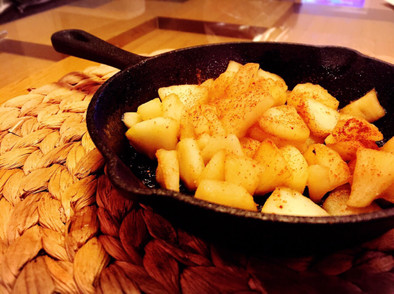 スキレットで！シナモンバター焼きリンゴの写真