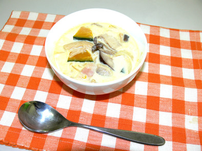 三種のきのことカボチャのスープの写真