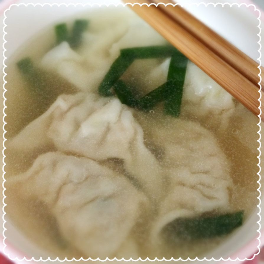 餃子とニラの中華風スープの画像