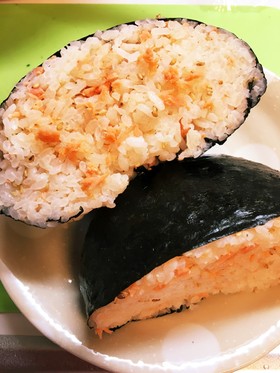 おにぎらずやおにぎりに☆鮭マヨ白ゴマ♡