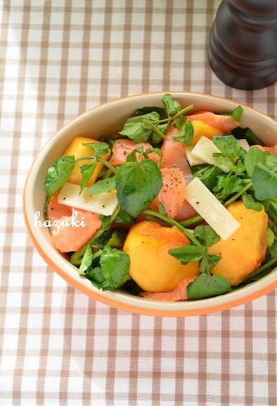 柿とスモークサーモン、クレソンのサラダの写真
