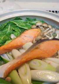 土鍋で、鮭と野菜の味噌煮込み