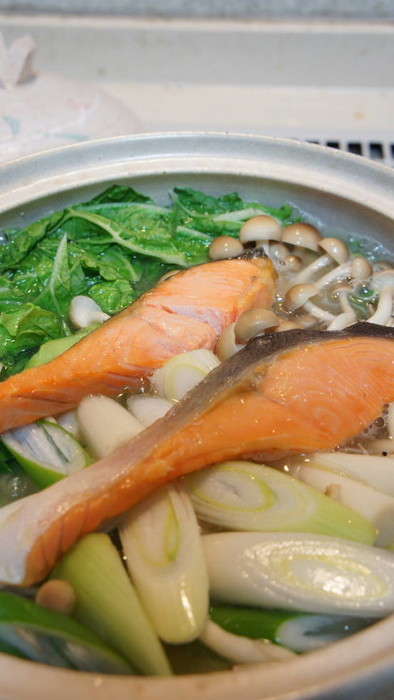 土鍋で、鮭と野菜の味噌煮込みの写真