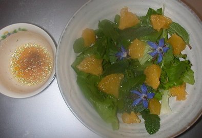 レタス＆ハーブ＆オレンジのサラダの写真