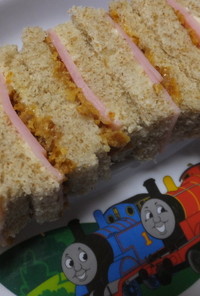 ハムとフライドオニオンのサンドイッチ