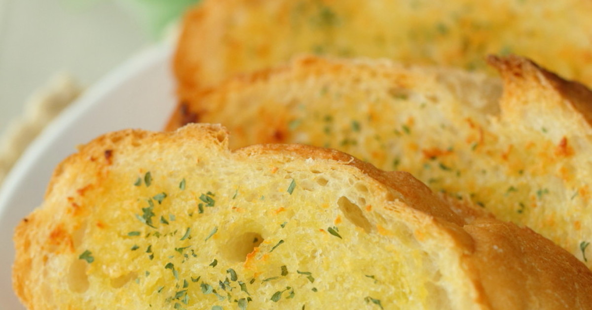 ガーリック、チーズ、トマトのひと口パンのレシピ