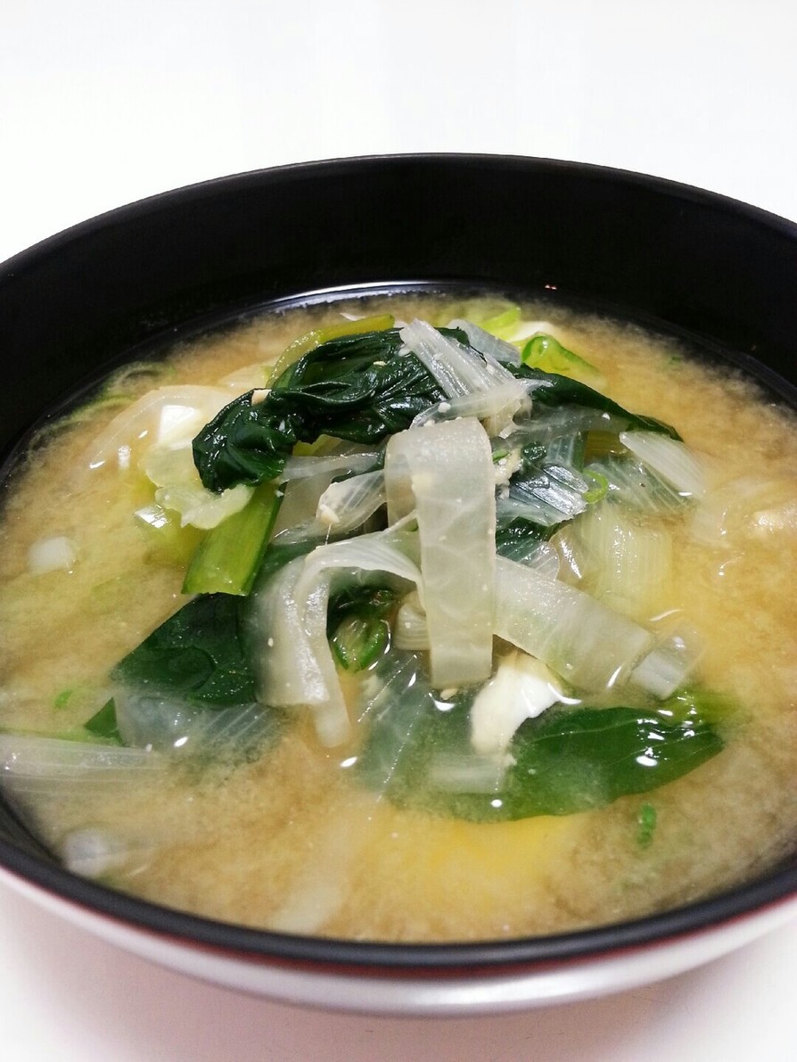 小松菜,長ネギ,大根,豆腐のお味噌汁の画像