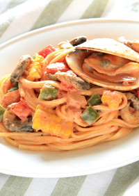 魚介と野菜のトマトクリームパスタ