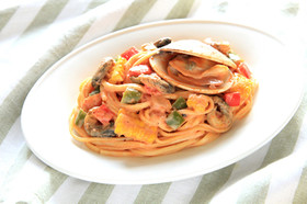 魚介と野菜のトマトクリームパスタ