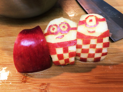 ミニオン りんご 飾り切り お弁当の写真