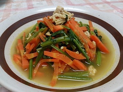 ほうれん草・人参・鶏挽肉のカレースープの写真