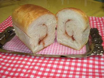 苺ジャムロールパンの写真