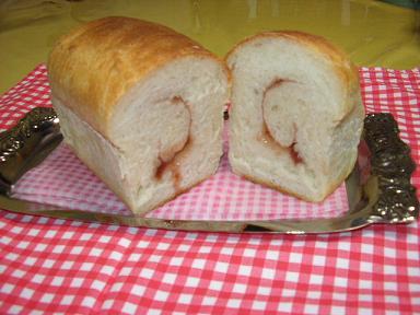 苺ジャムロールパンの画像
