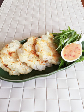 玉葱のコーンチーズ焼き。マヨ&チリソース