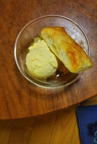 林檎とアイスクリームのパイ添えデザート