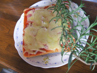 簡単！食パンでサクッとピザ～♪の写真