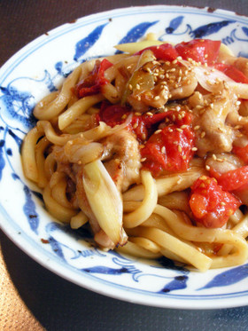 豚肉と塩トマトの焼うどん ニンニク風味
