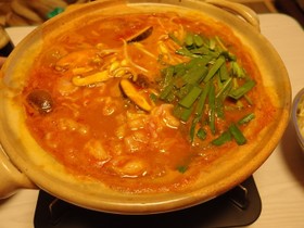 一緒だともっと旨い♪キムチトマトカレー鍋