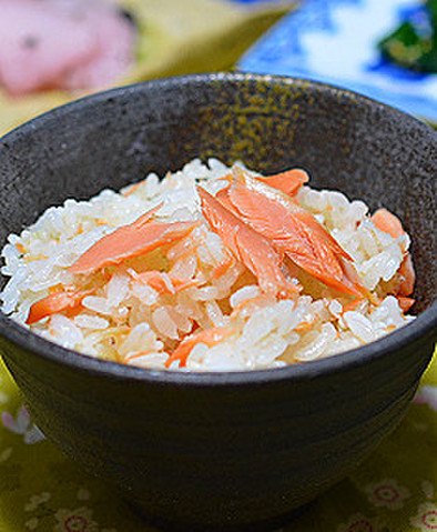  塩鮭とわさびの炊き込みご飯の写真