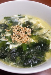 主婦一年生が作る、卵とわかめの中華スープ