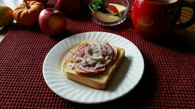りんごとハムの洋風トーストの写真