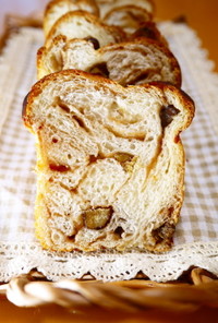 むき栗とマロンクリームの三つ編み食パン