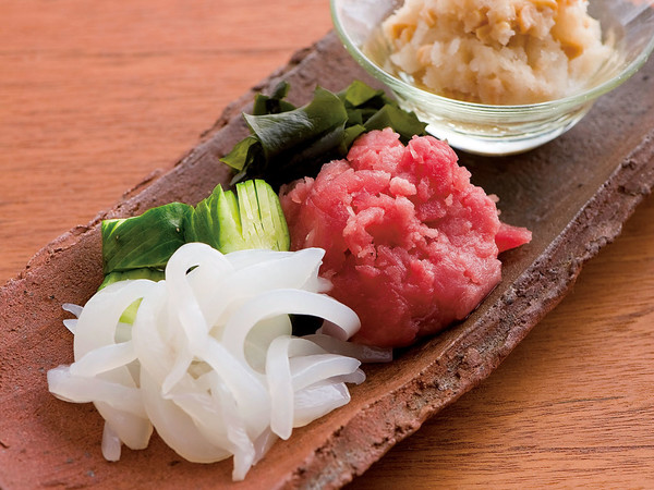 いかとまぐろの刺し身・納豆おろし添え