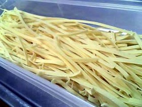 パスタマシーンで手打ちフェトチーネ