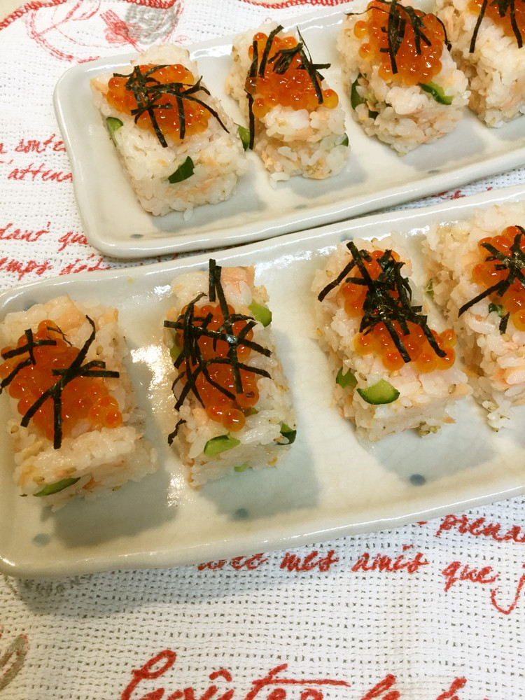 焼き鮭ときゅうりの混ぜご飯〜いくらのせの画像