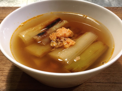 焼き葱と鮭のフレークのコンソメスープの写真