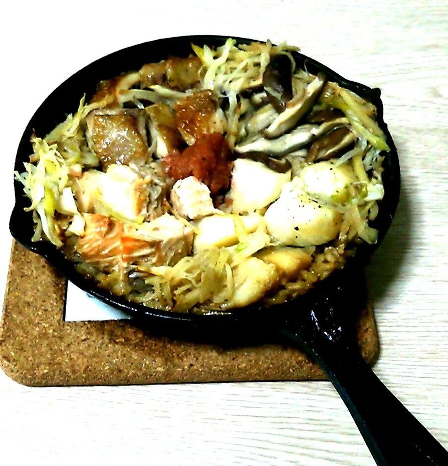スキレット炊き込みご飯！鶏鱈鮭茸秋の旬味の画像