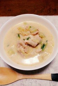 白菜と豚肉のごま豆乳スープ