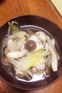 ぽかぽか温まる生姜入り蓮根鶏団子スープ