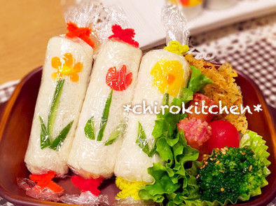 ❀可愛いお弁当❀お花のロールサンドの写真