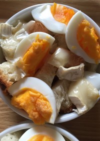 卵とフランスパンココットカマン