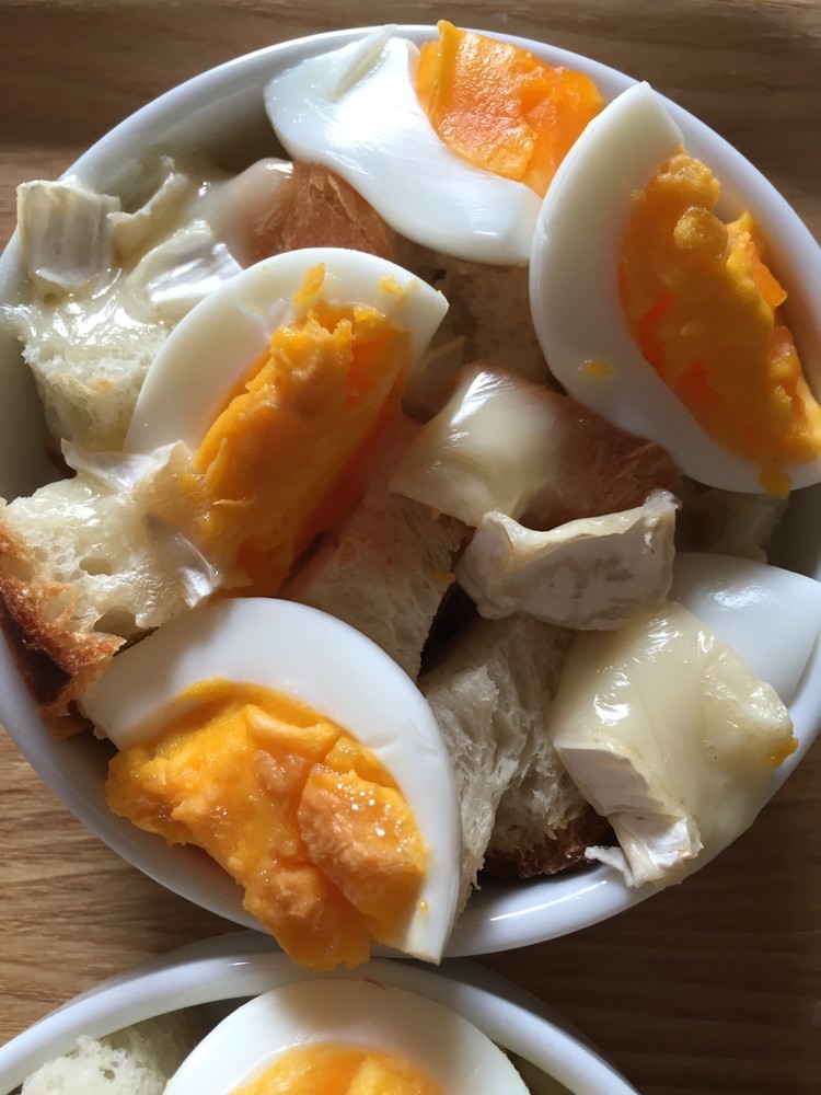 卵とフランスパンココットカマンの画像