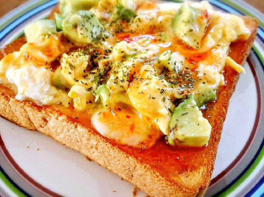 アボカドと卵とチーズのトーストの画像