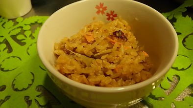 鮭とごぼうの炊き込みご飯☆バター醤油味の写真