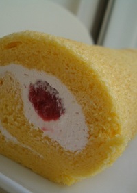 苺のチーズクリームロールケーキ