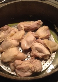 ダッチオーブンで二度美味しい蒸し鶏