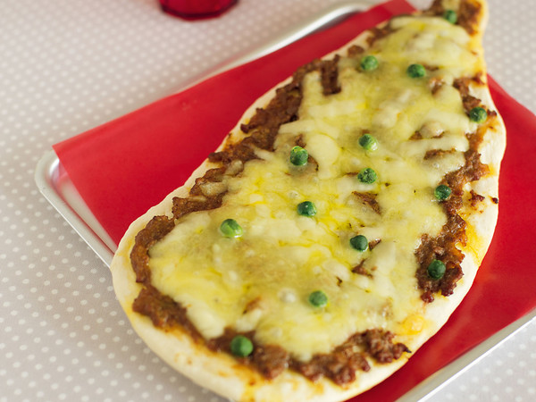 キーマカレーのインド風ピザ