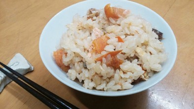 柿と秋鮭、シメジの炊き込みご飯の写真