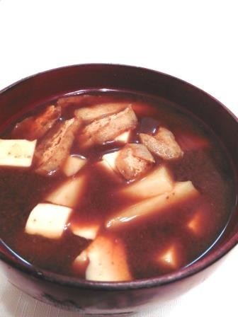 里芋と油揚げの味噌汁の画像