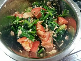 ほうれん草とシーチキンとトマトのサラダ