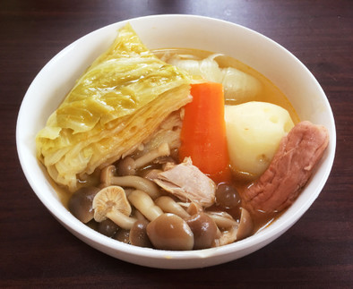 食べる野菜スープの写真